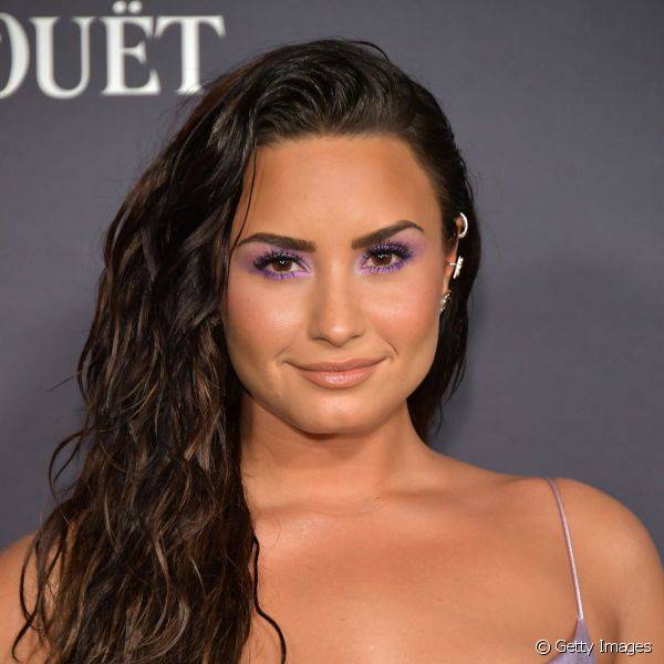 Demi Lovato apostou na sombra lil?s nas p?lpebras e tamb?m nos c?lios de baixo durante um evento em Los Angeles (Foto: Getty Images)